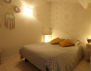 chambre à l'étage un lit 1.40mx1.90m