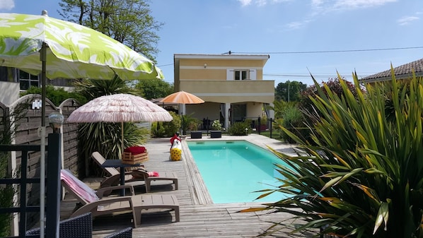 Piscine à disposition et le Gîte au fond