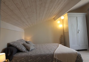 Chambre à l'étage donnant sur la terrasse
