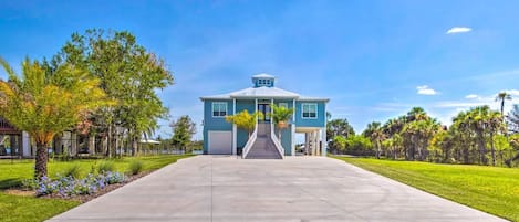 Front view. Spacious driveway. 