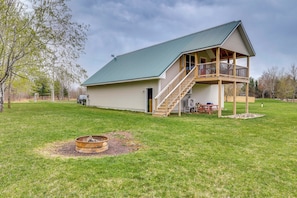 Home Exterior | Fire Pit | Driveway Parking (2 Vehicles)