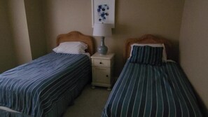 Bedroom 3 with 2 twin beds