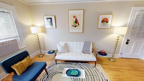 Want a great deal in a space that feels like a Chic Boutique hotel, this is the airbnb for you.