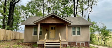 Cozy Cabin with Screened Porch and Fishing Dock on Lake D'Arbonne