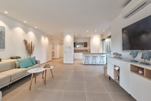 Beautiful spacious living room with dining room and fully equipped kitchen