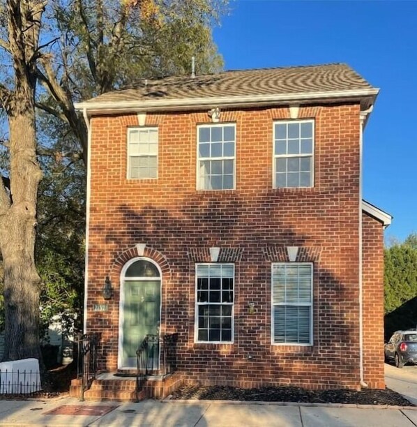 Brick building, Entrance