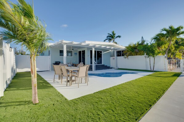 Fiberglass pool, dining table, beach chairs, and parking for boat included!