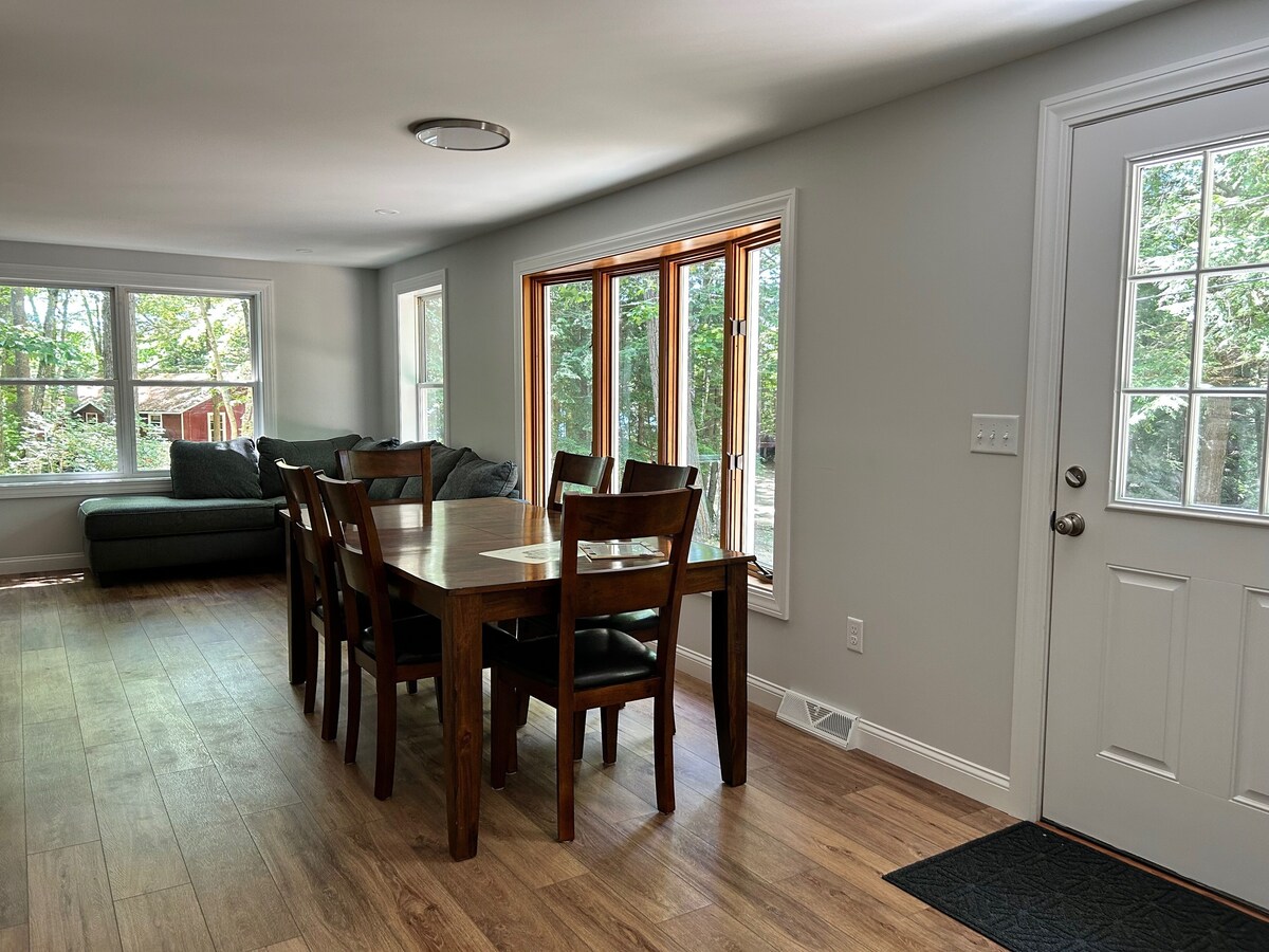 Newly renovated lakefront home. Relax in comfort on Lake Sokokis!
