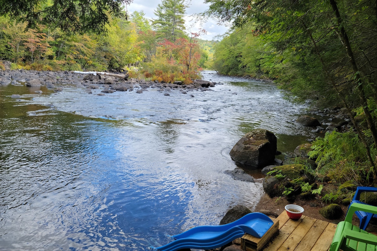 Riverfront dog-friendly house near skiing with firepits, wood stove & beach