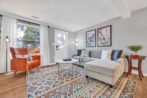 Living room 4