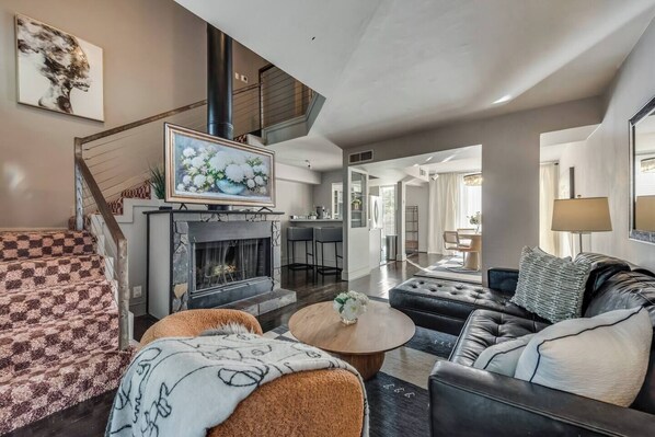 Experience the best of California-inspired indoor-outdoor living, where you can lounge by the wood-burning fireplace with your doors wide open, enjoying the stunning views of one of the most beautiful courtyards in Dallas.