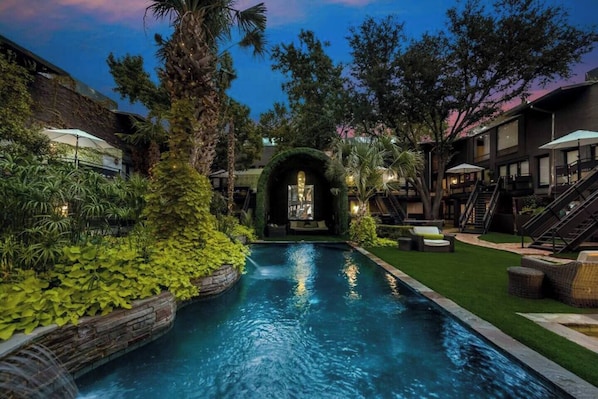 Just steps from one of Dallas’ most stunning pools, complete with waterfalls and a charming gazebo. Relax in the ample seating or unwind on the stylish lounge chairs scattered throughout the area.