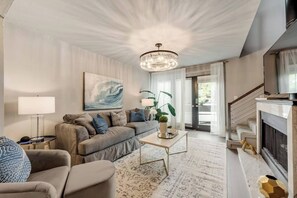 Experience the best of California-inspired indoor-outdoor living, where you can lounge by the wood-burning fireplace with your doors wide open, enjoying the stunning views of one of the most beautiful courtyards in Dallas.