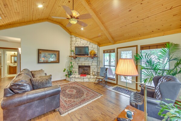 Wills Point Vacation Rental | 2BR | 2.5BA | 1,500 Sq Ft | Step-Free Access