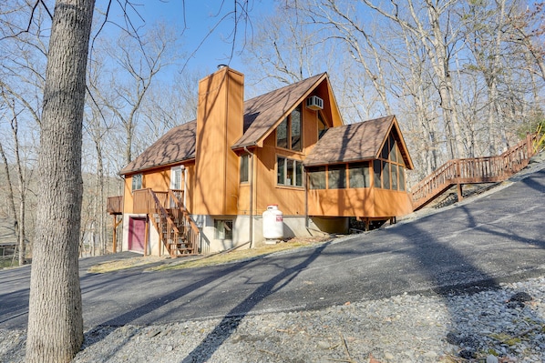 Bushkill Vacation Rental | 3BR | 2BA | 1,968 Sq Ft | Stairs Required to Access