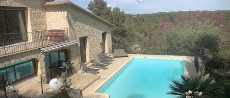 Piscine donnant sur la pinède et les collines environnantes 