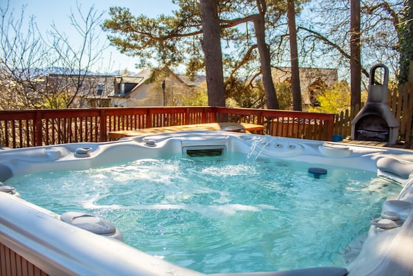 Large Lodge with a hot tub