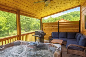 Perfect outdoor space with a private hot tub...