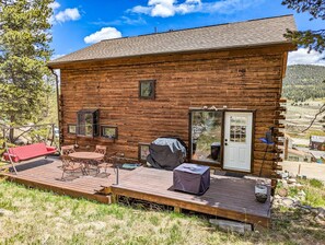 The back deck gives you plenty of outdoor space to enjoy!