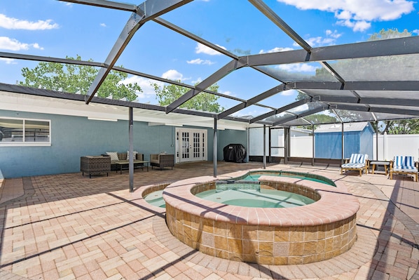 Outdoor spa tub