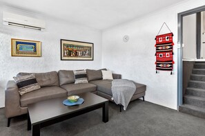 007 Open2view ID579594 2 271 Nelson Road
