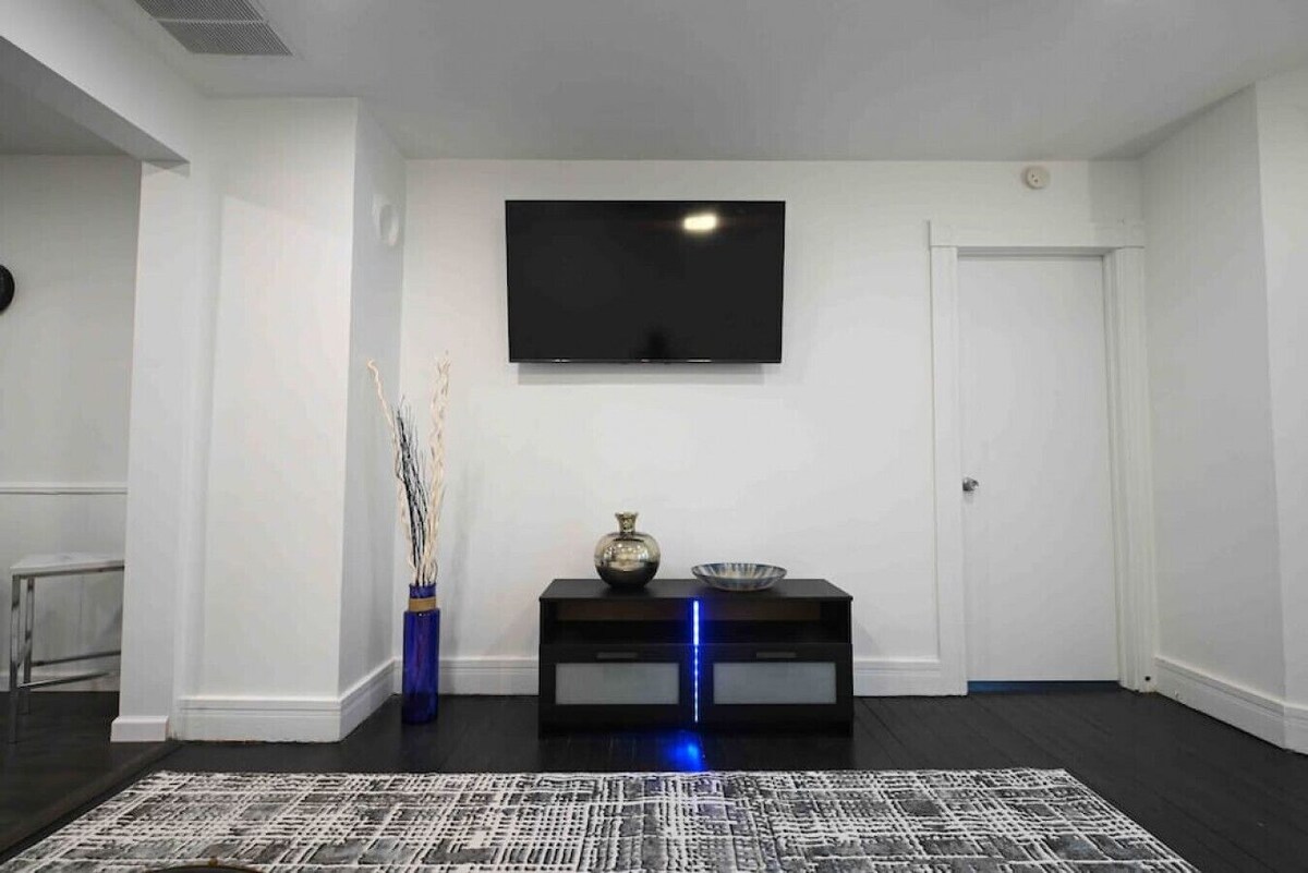 Renovated 2 bedroom entire apartment w/parking