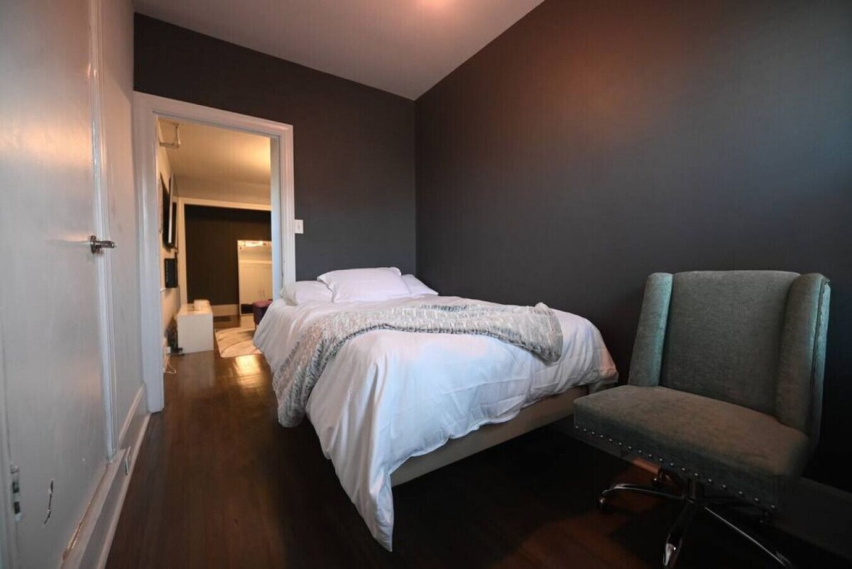 59 Rennell St, Bridgeport · Lovely 1 bedroom cozy modern apartment w/75″ 4K TV