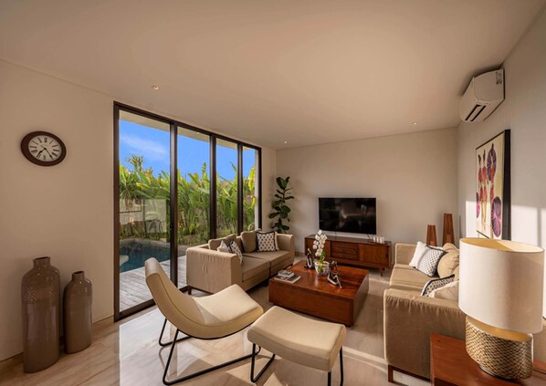 Private pool view dining & living areas 