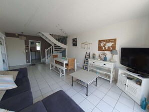 Large living room dining room with direct access to the kitchen