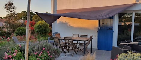 Profitez de moments inoubliables en famille ou entre amis sur la terrasse ombragée et fleurie