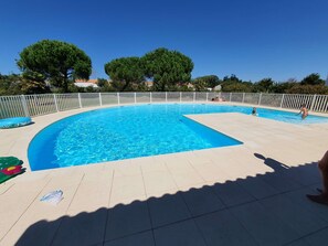 Large shared swimming pool of the Belle-Île residence, available with free access for residents of the residence. With its generous size and refreshing water, this pool is ideal for cooling off and enjoying a moment of relaxation with family or friends. Please note that the pool is not heated.