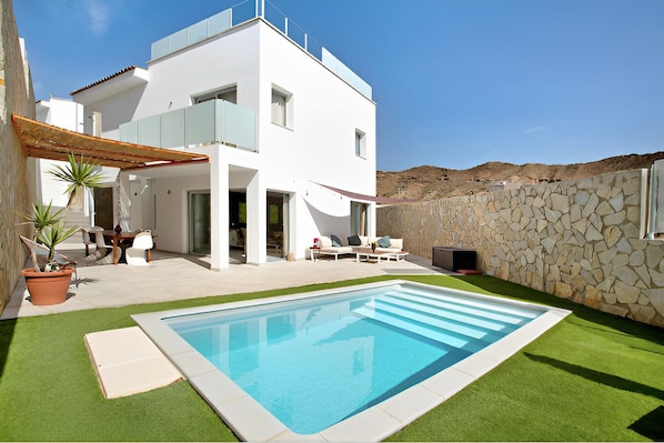 Outdoor pool - sun all day