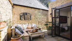 Sunny courtyard, Little Oakley Cottage, Bolthole Retreats