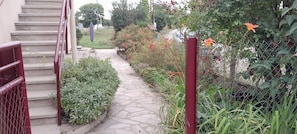 le jardin clos qui permet l'accueil d'animaux de compagnie.