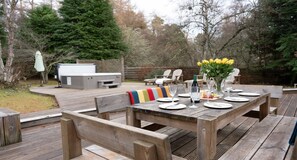 Four Pines Lodge hot tub and table set for BBQ