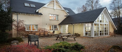 Glenfeshie House BBQ and outside table