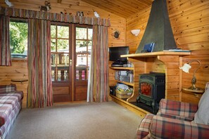 Twa Hoots Lodge living room with gas fireplace