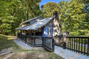 Cozy Baby Blue Cabin in the woods!
