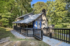Cozy Baby Blue Cabin in the woods!