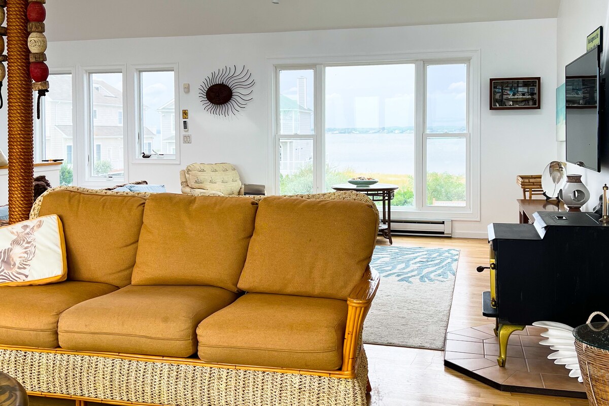 Beachfront ocean-view escape with rooftop & private beach access – dog-friendly