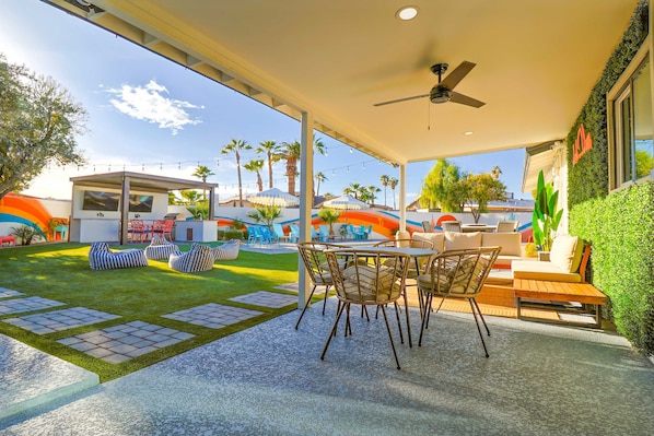 The Splash House backyard is a showstopper! Enjoy premium features like a fire pit, misting system, pergola with dual 4K TVs, BBQ area, and a heated pool for endless relaxation and entertainment!