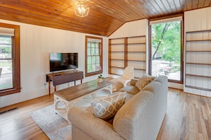 Studio | Full Bed | Queen Sleeper Sofa | Main Floor | Central Air Conditioning