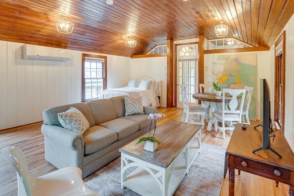 Shreveport Vacation Rental | Studio | 1BA | 500 Sq Ft | Stairs Required to Enter