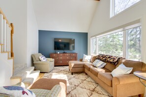 Living Room | Free WiFi | Central A/C