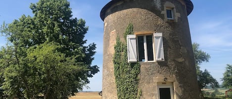 Vue d'un coté de la maison / view of the house from one side