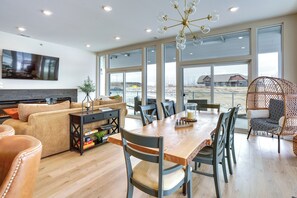 Dining Area | Central A/C | Dishware Provided