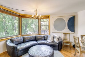 Living Room | Smart TV | Central Heating | 2nd Floor | Mountain Views