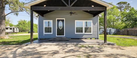 Baytown Vacation Rental | 3BR | 2BA | 976 Sq Ft | 4 Steps Required