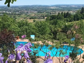 Extérieur vue sur piscine