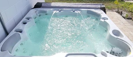 Outdoor spa tub